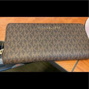 MK zippered Wallet brand new